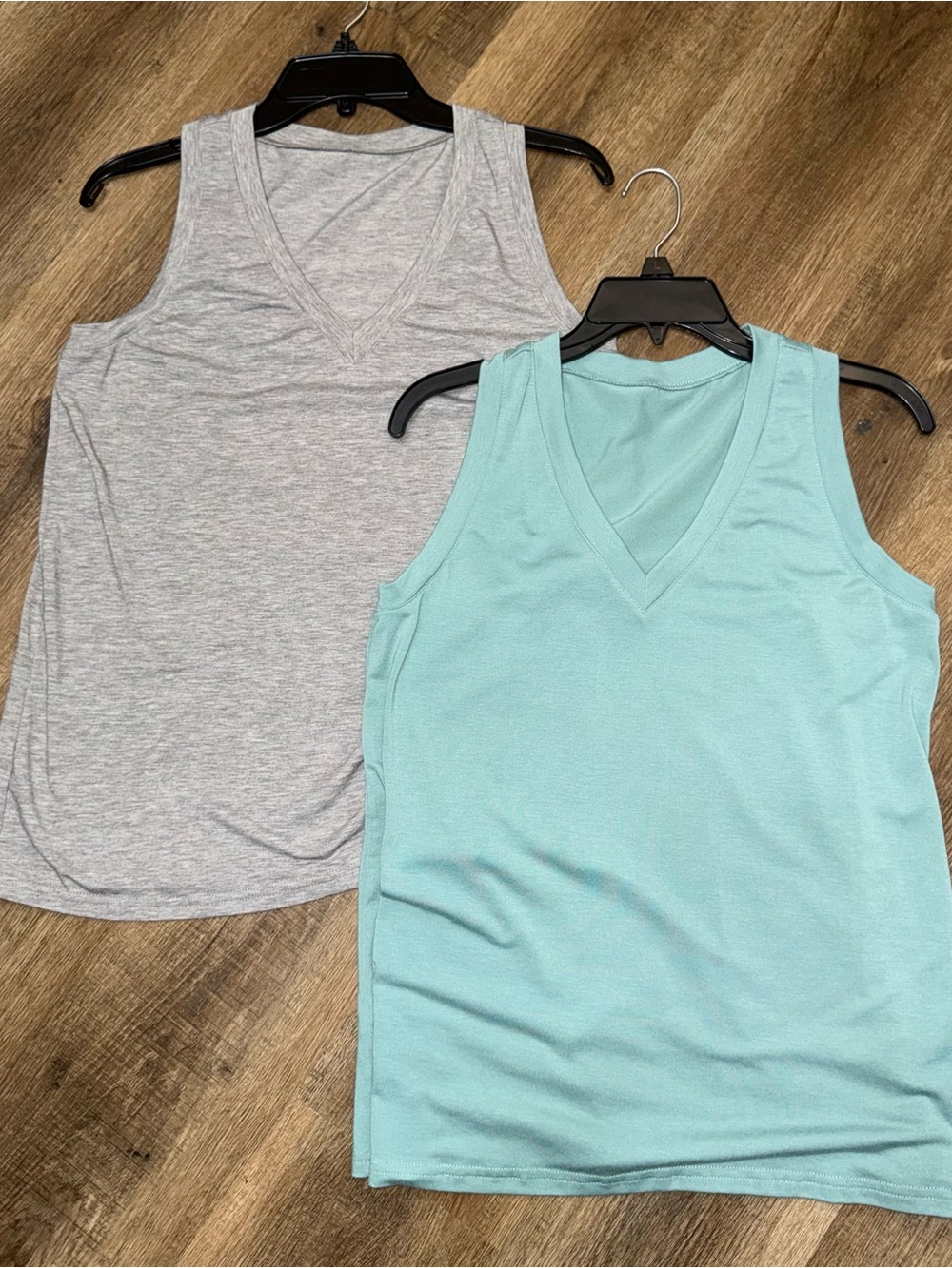SET OF 2 Women's V-Neck Tank Top - Light Gray & Aqua (2-Pack). Size Medium.